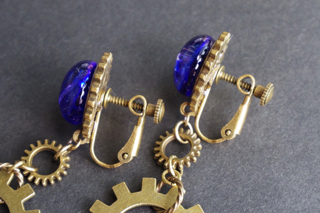 歯車とガラスタイルのスチームパンク風イヤリング 「天球儀の魔女-ASTRARIUM-」