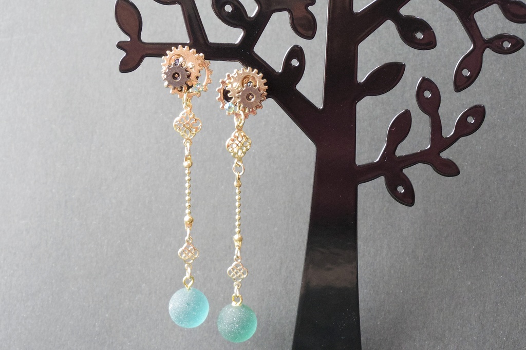 歯車とシーグラスのイヤリング 「天球儀の魔女-双子の星-」
