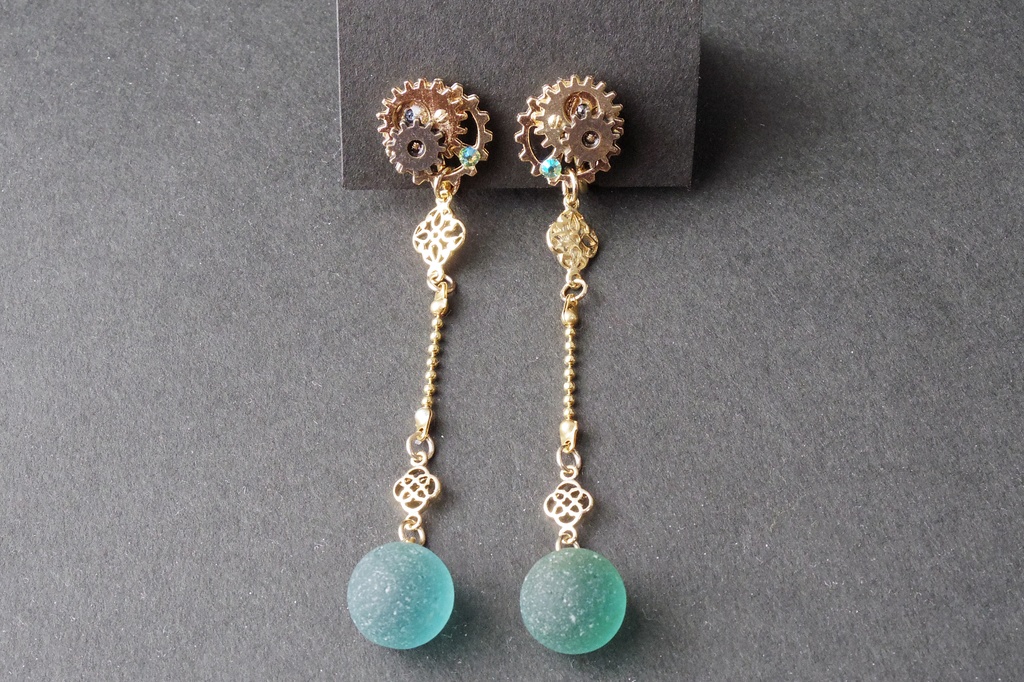 歯車とシーグラスのイヤリング 「天球儀の魔女-双子の星-」
