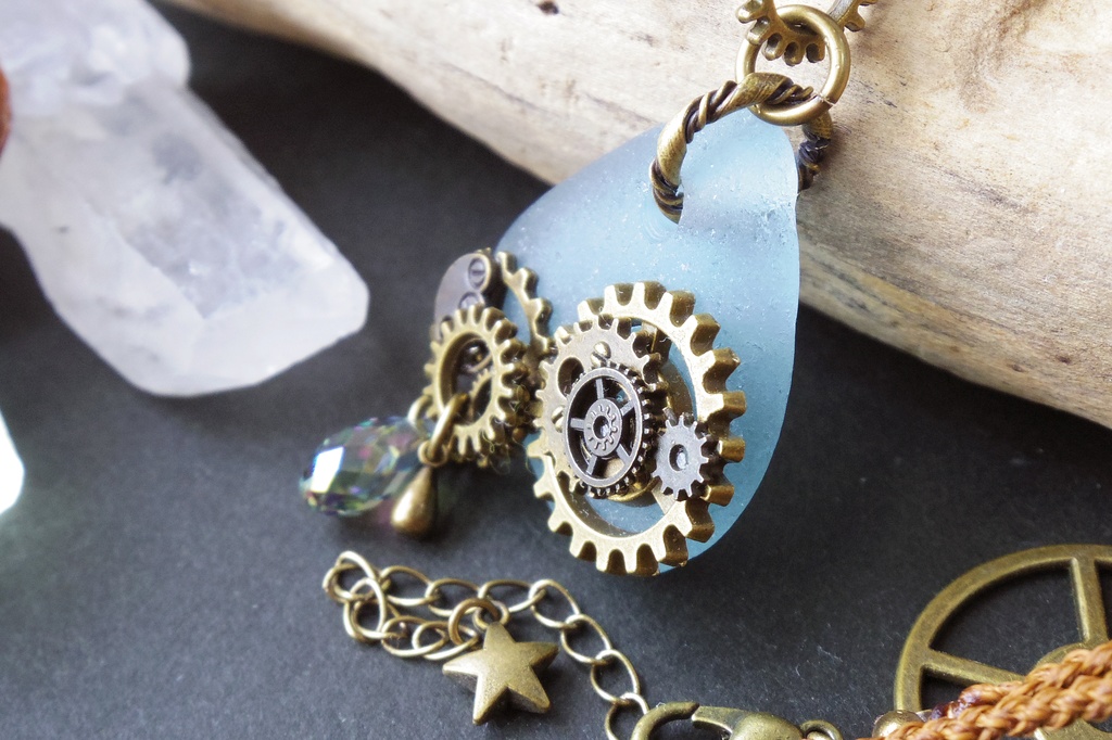 シーグラスと歯車のスチームパンク風ネックレス 「がらくた塔とくもくじらの凪-蜃気楼のかけら-」