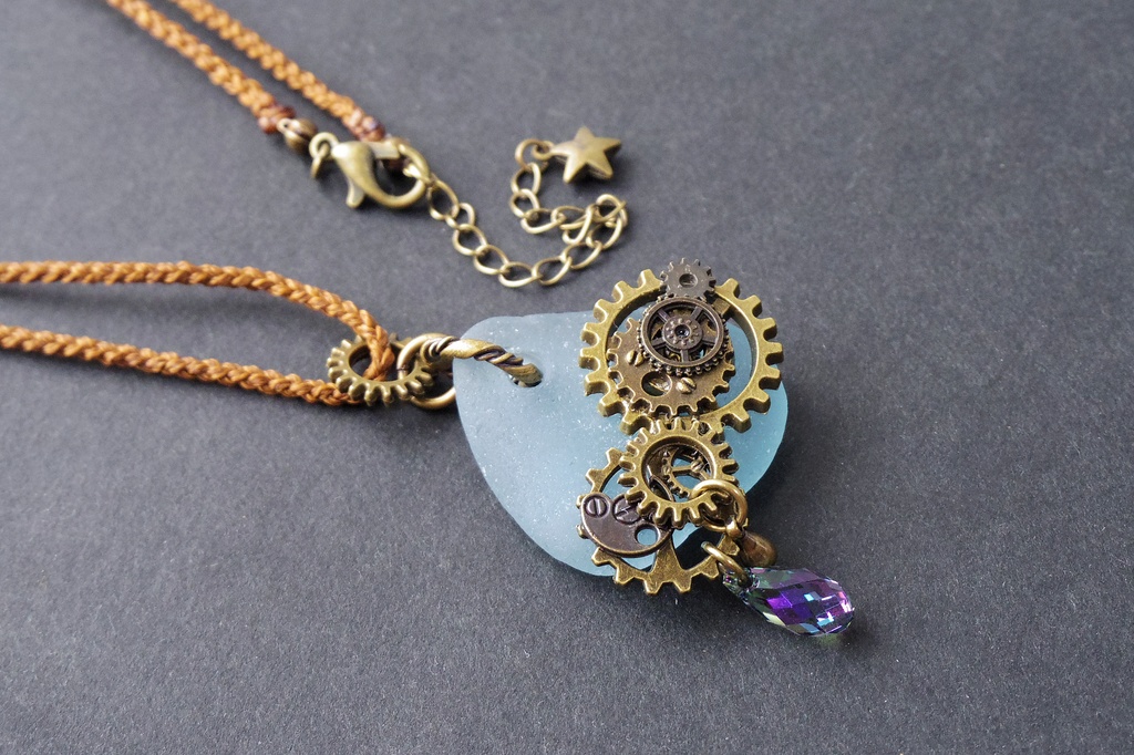 シーグラスと歯車のスチームパンク風ネックレス 「がらくた塔とくもくじらの凪-蜃気楼のかけら-」