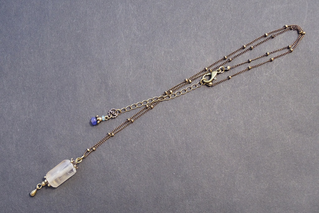 ローマングラスとタンザナイトのアンティークネックレス 「がらくた塔と考古学の魔女」