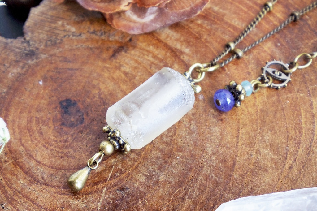 ローマングラスとタンザナイトのアンティークネックレス 「がらくた塔と考古学の魔女」