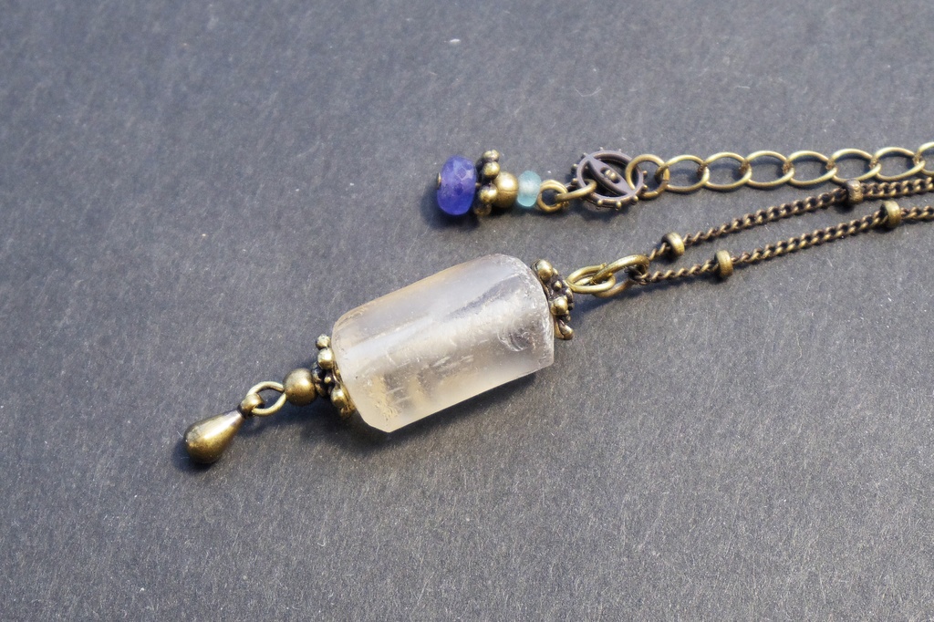 ローマングラスとタンザナイトのアンティークネックレス 「がらくた塔と考古学の魔女」