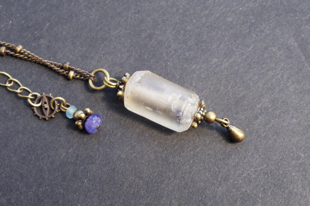 ローマングラスとタンザナイトのアンティークネックレス 「がらくた塔と考古学の魔女」