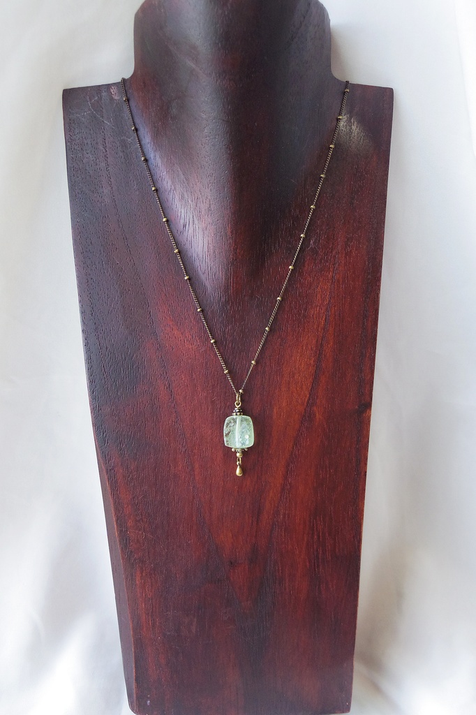 ローマングラスとペリドットのアンティークネックレス 「がらくた塔と考古学の魔女」