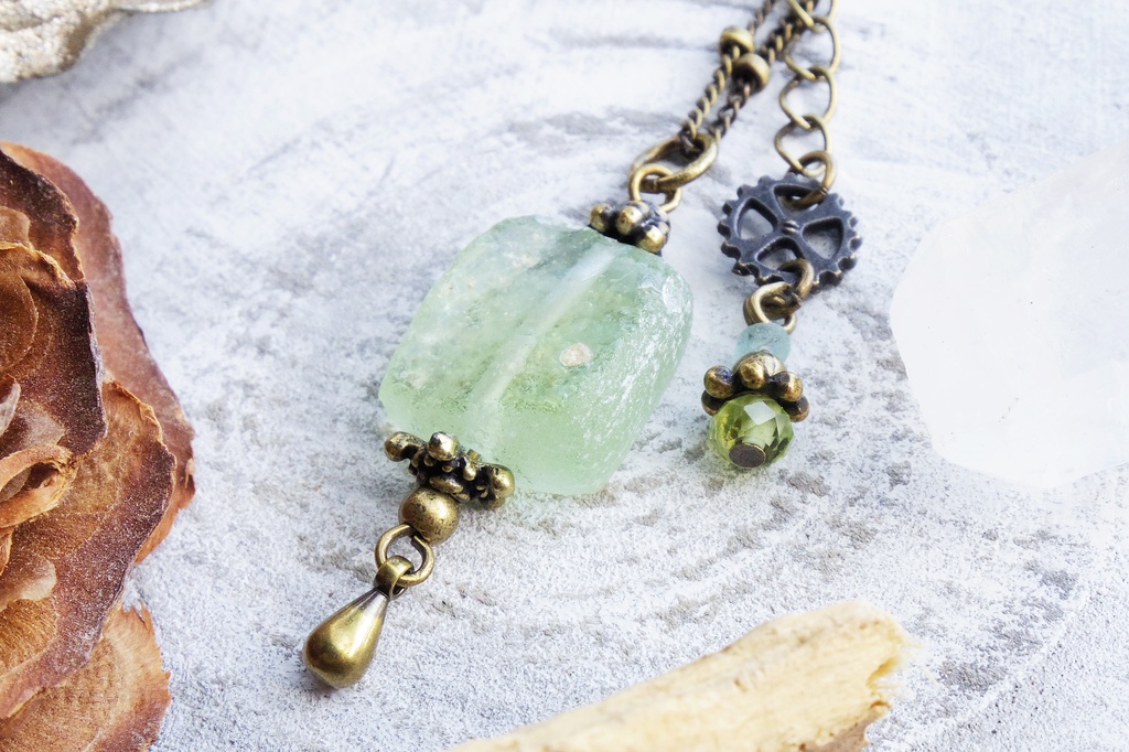 ローマングラスとペリドットのアンティークネックレス 「がらくた塔と考古学の魔女」