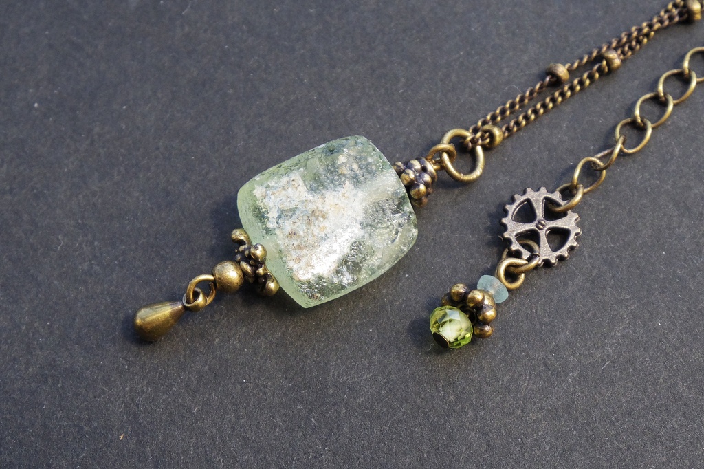ローマングラスとペリドットのアンティークネックレス 「がらくた塔と考古学の魔女」