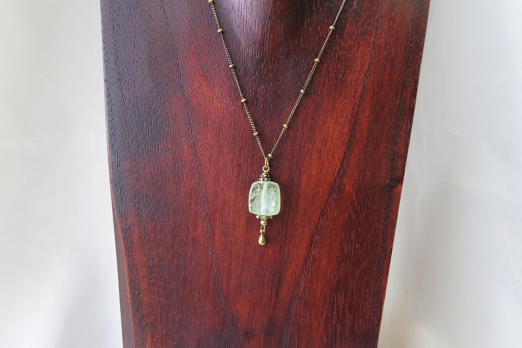 ローマングラスとペリドットのアンティークネックレス 「がらくた塔と考古学の魔女」