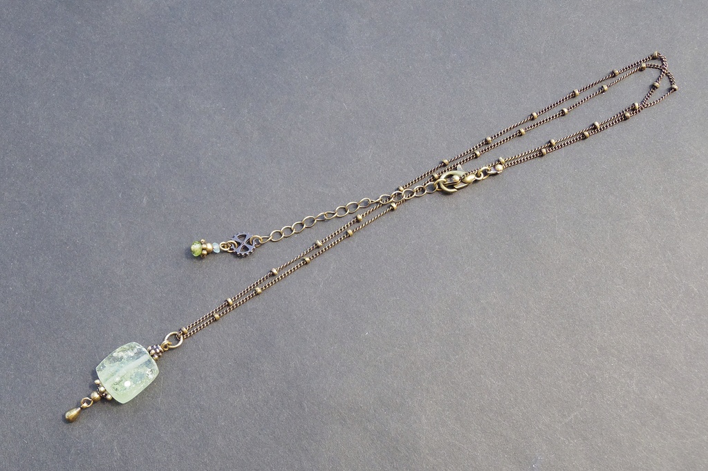 ローマングラスとペリドットのアンティークネックレス 「がらくた塔と考古学の魔女」