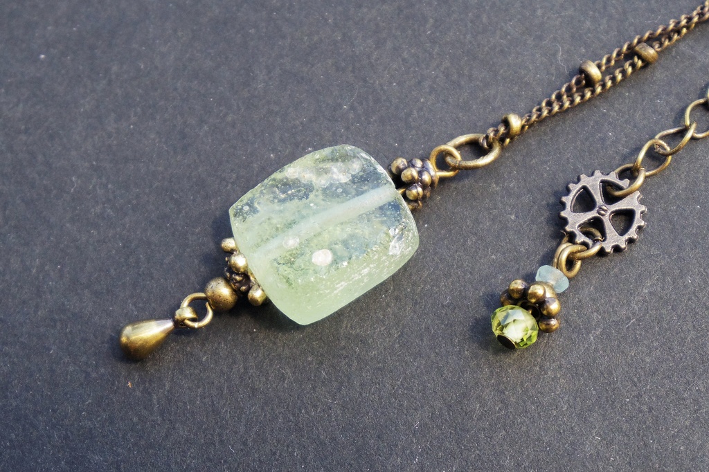 ローマングラスとペリドットのアンティークネックレス 「がらくた塔と考古学の魔女」