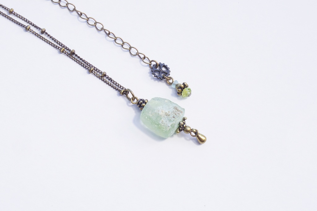 ローマングラスとペリドットのアンティークネックレス 「がらくた塔と考古学の魔女」