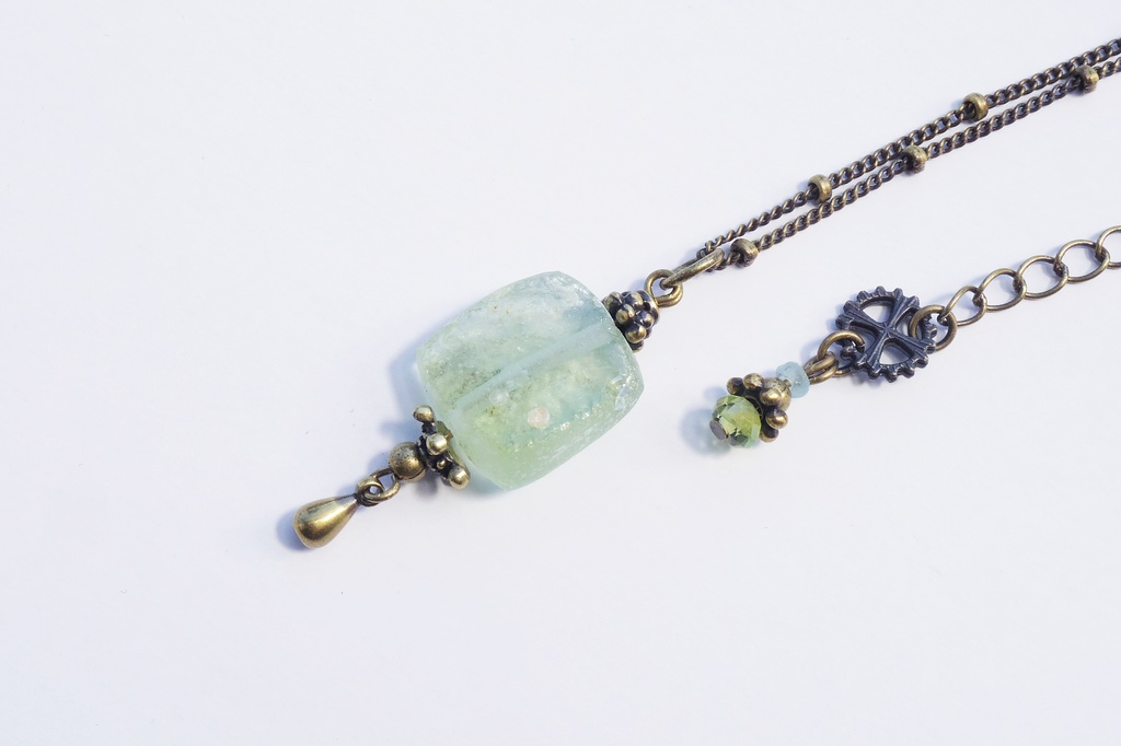 ローマングラスとペリドットのアンティークネックレス 「がらくた塔と考古学の魔女」