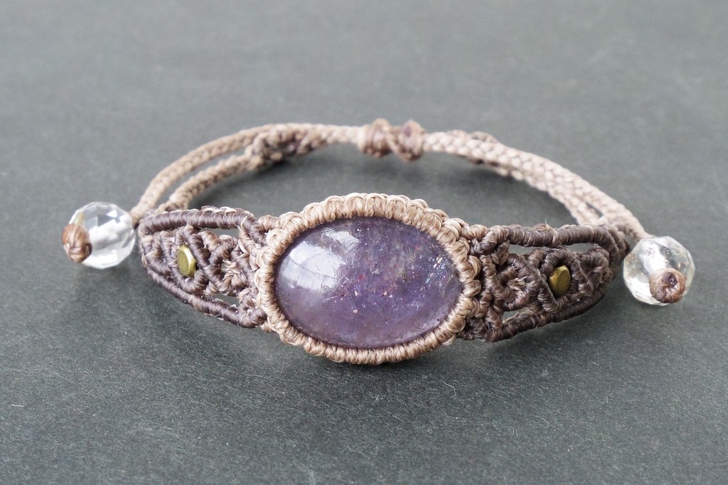 アイオライトサンストーン(ブラッドショット)のマクラメブレスレット 「Hypnos」