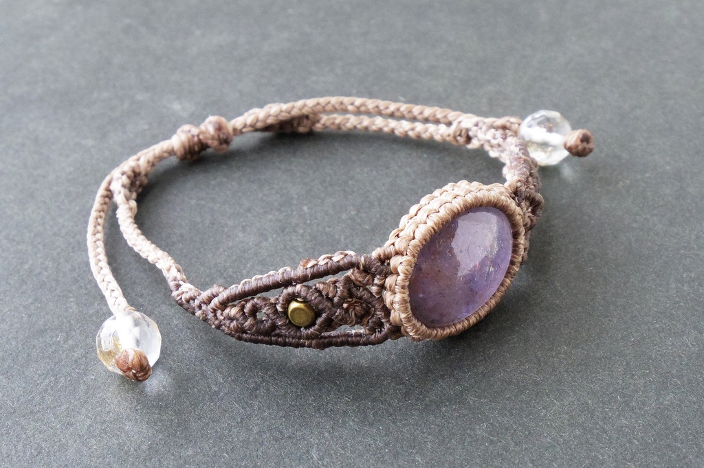 アイオライトサンストーン(ブラッドショット)のマクラメブレスレット 「Hypnos」