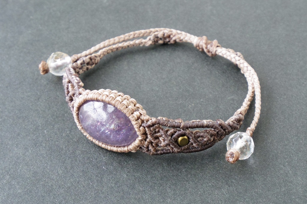 アイオライトサンストーン(ブラッドショット)のマクラメブレスレット 「Hypnos」