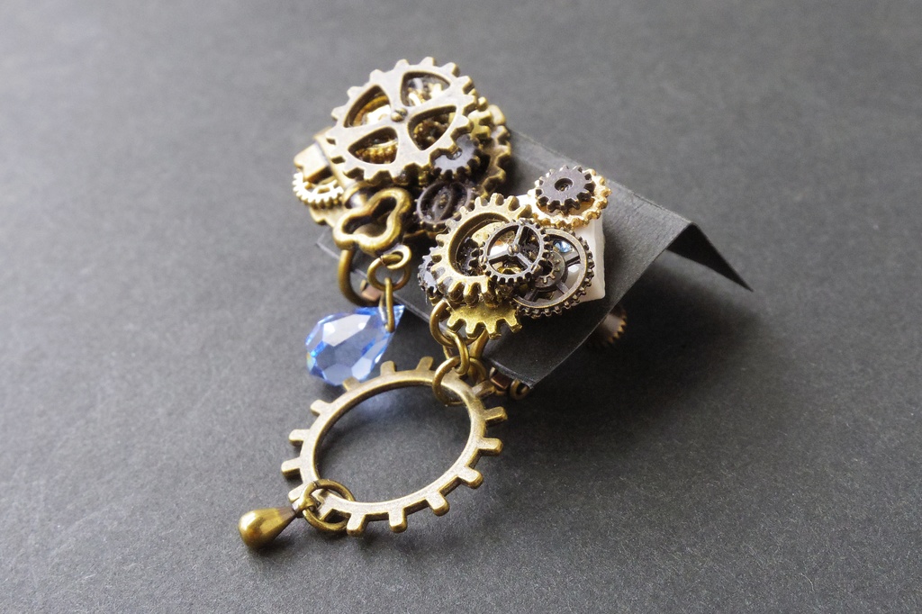 歯車とタイルのイヤリング 「がらくた塔の絡繰耳飾り(三日月色)」