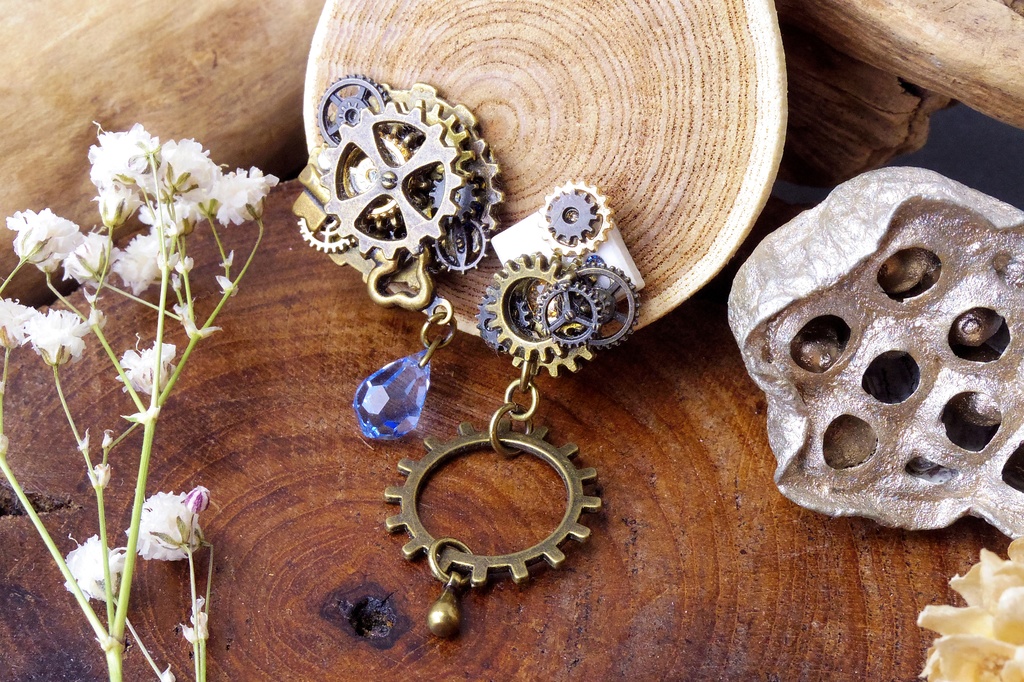 歯車とタイルのイヤリング　「がらくた塔の絡繰耳飾り(三日月色)」