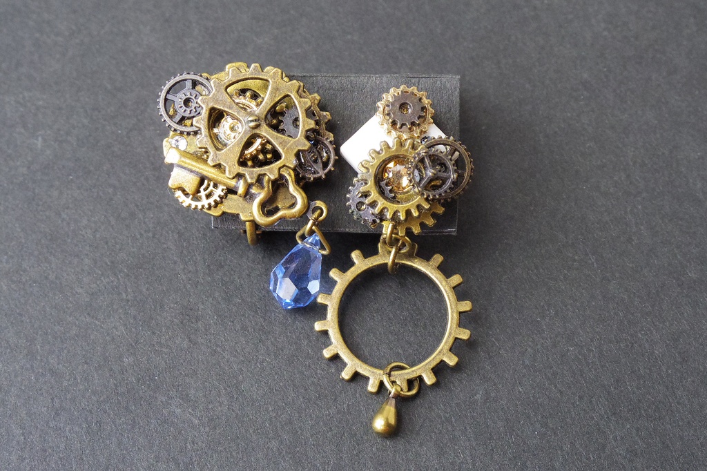 歯車とタイルのイヤリング 「がらくた塔の絡繰耳飾り(三日月色)」