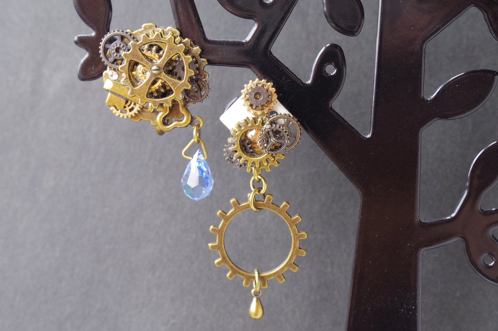 歯車とタイルのイヤリング 「がらくた塔の絡繰耳飾り(三日月色)」