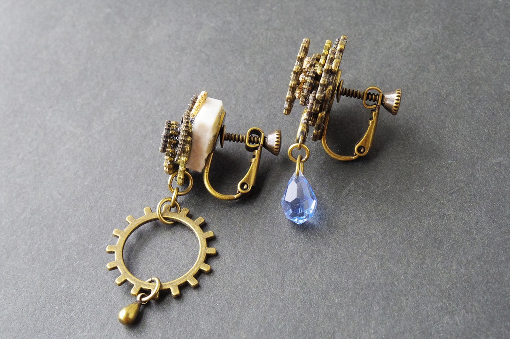 歯車とタイルのイヤリング 「がらくた塔の絡繰耳飾り(三日月色)」
