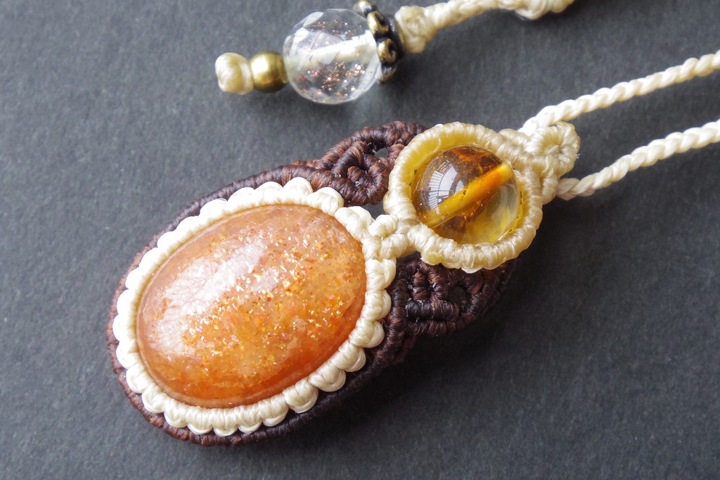 サンストーンとファントムシトリンのマクラメネックレス 「TESSERA-Amuburozia-」