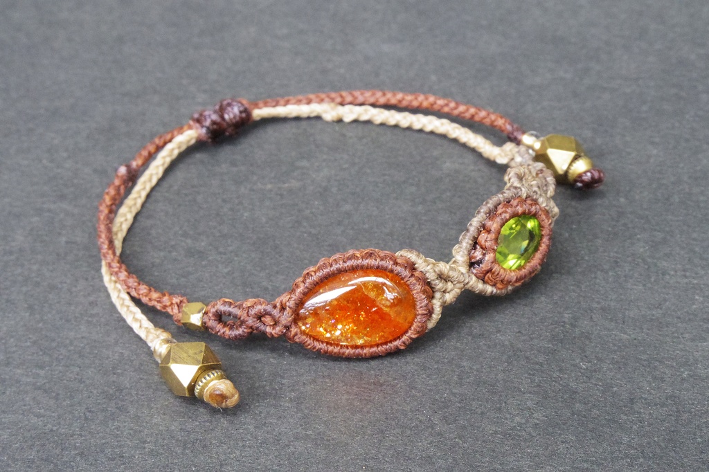 宝石質マイカサンストーンとペリドットのマクラメブレスレット 「Nanahuatl」