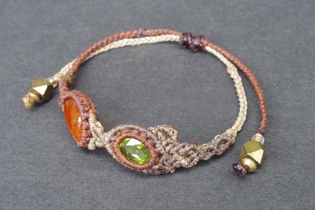 宝石質マイカサンストーンとペリドットのマクラメブレスレット 「Nanahuatl」