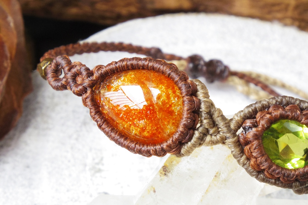 宝石質マイカサンストーンとペリドットのマクラメブレスレット 「Nanahuatl」