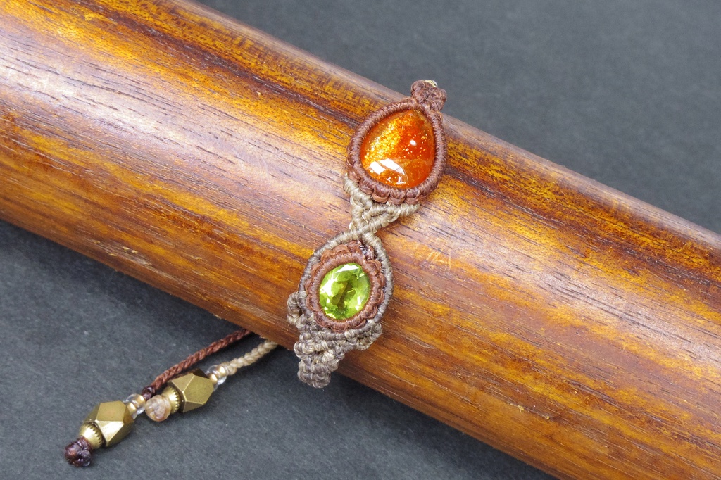 宝石質マイカサンストーンとペリドットのマクラメブレスレット 「Nanahuatl」