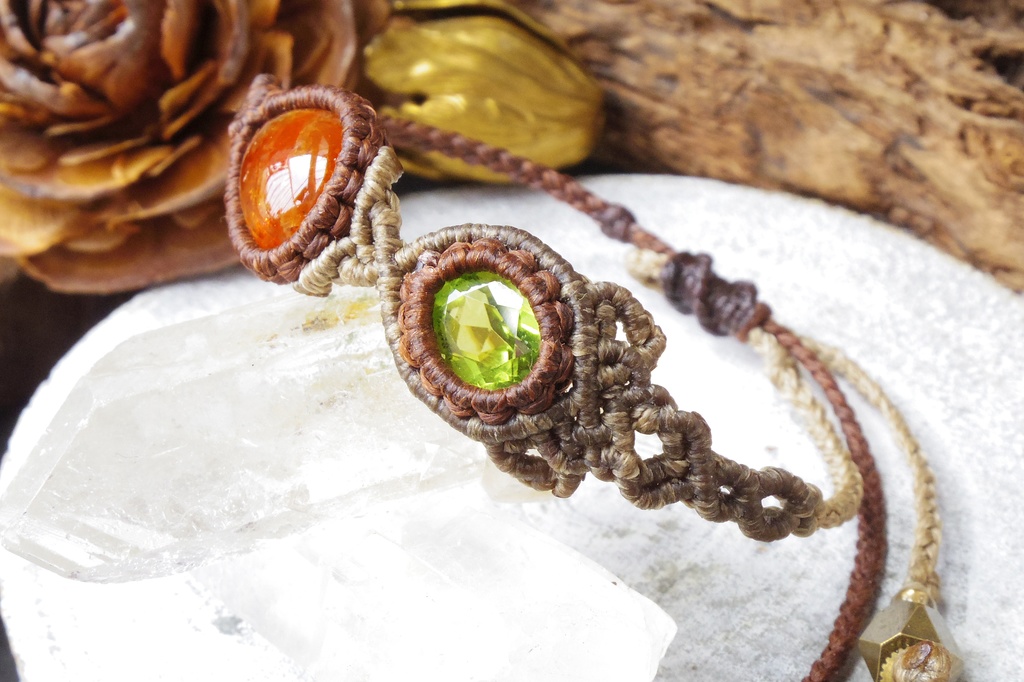 宝石質マイカサンストーンとペリドットのマクラメブレスレット 「Nanahuatl」