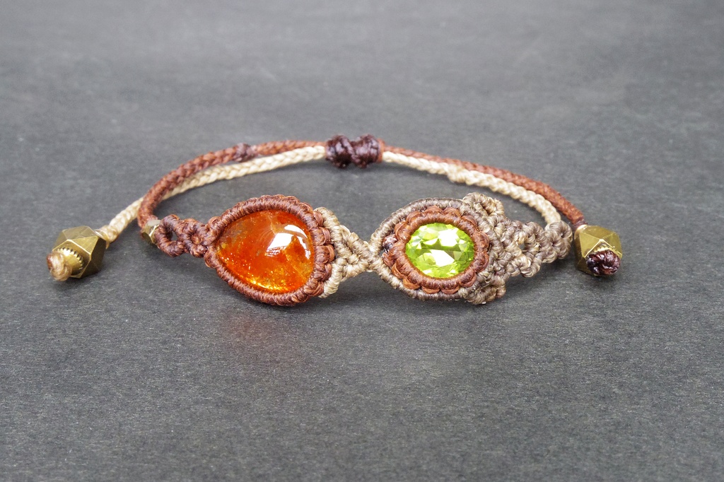 宝石質マイカサンストーンとペリドットのマクラメブレスレット 「Nanahuatl」
