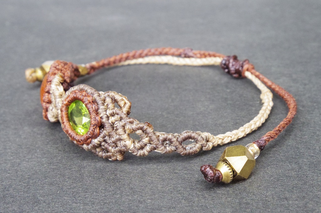 宝石質マイカサンストーンとペリドットのマクラメブレスレット 「Nanahuatl」