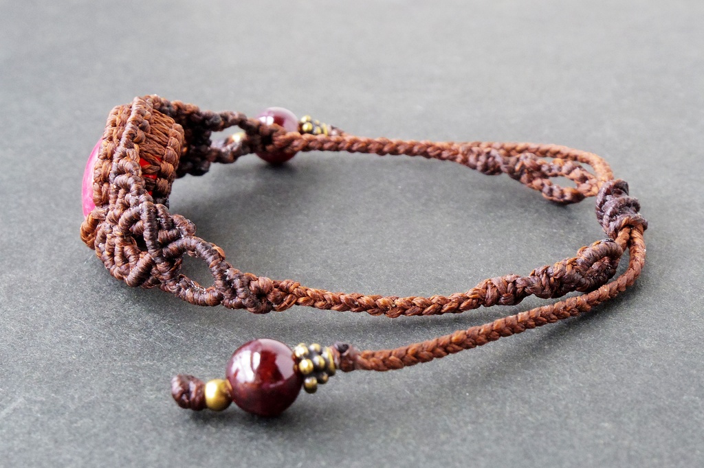 インペリアルロードナイトとガーネットのマクラメブレスレット 「Sarabanda」