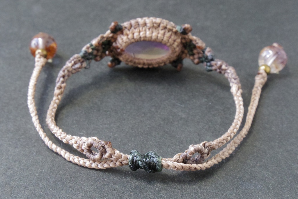 アメトリンとガーデンクォーツのマクラメブレスレット 「Lhiannan-Shee」