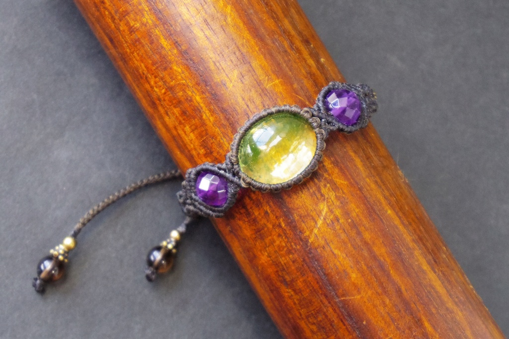 ウランガラスとアメジストのマクラメブレスレット 「Chlorophos」