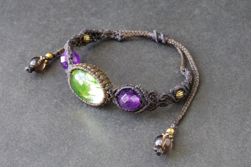 ウランガラスとアメジストのマクラメブレスレット 「Chlorophos」