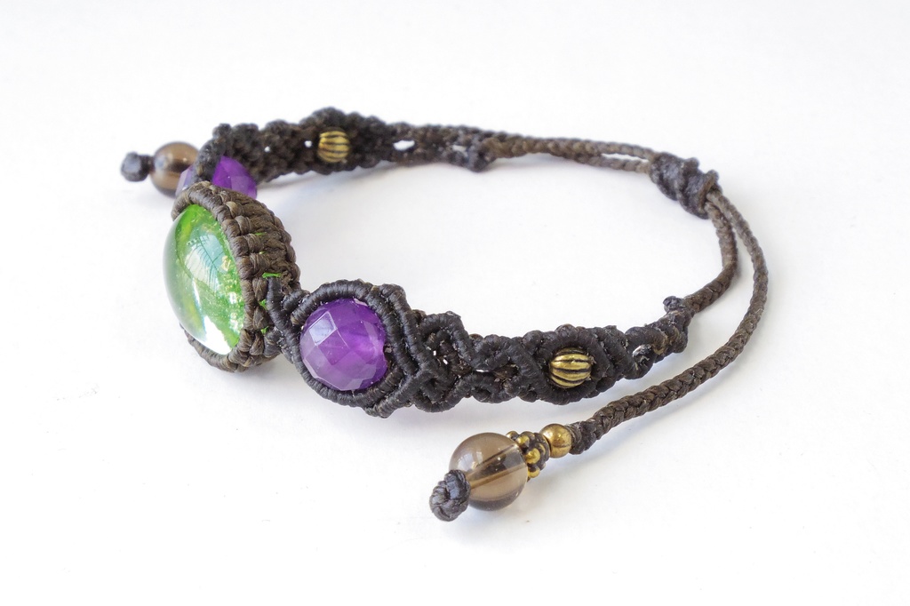 ウランガラスとアメジストのマクラメブレスレット 「Chlorophos」