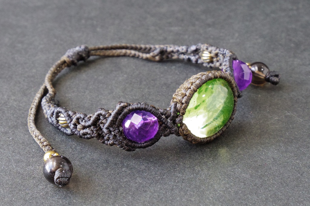 ウランガラスとアメジストのマクラメブレスレット 「Chlorophos」