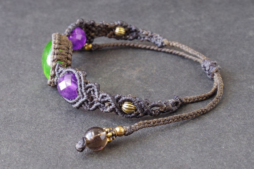 ウランガラスとアメジストのマクラメブレスレット 「Chlorophos」