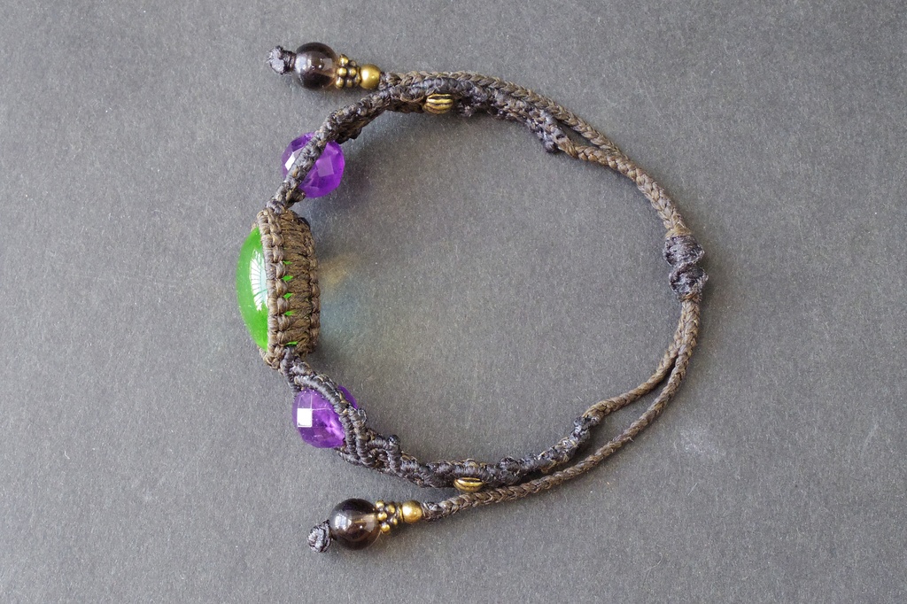 ウランガラスとアメジストのマクラメブレスレット 「Chlorophos」
