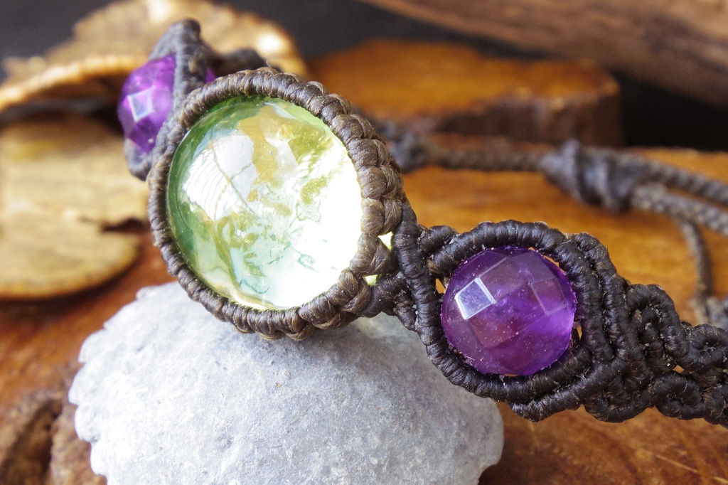 ウランガラスとアメジストのマクラメブレスレット 「Chlorophos」