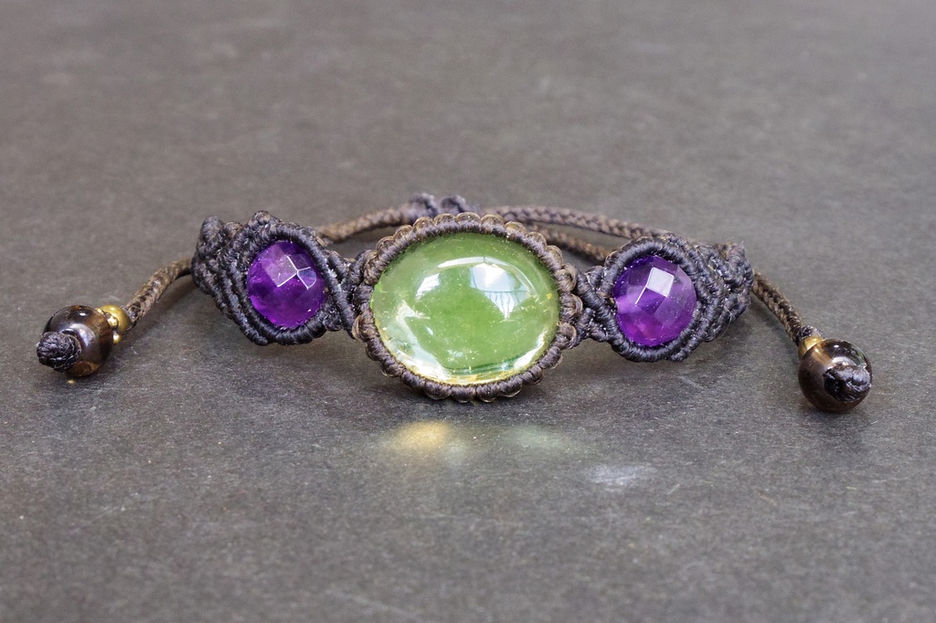ウランガラスとアメジストのマクラメブレスレット 「Chlorophos」