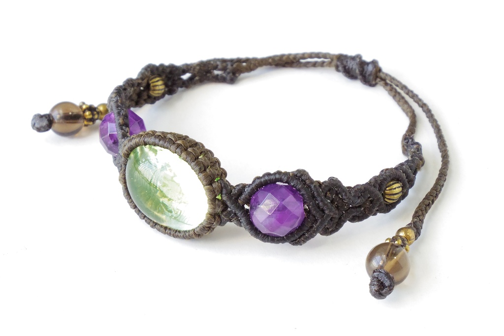 ウランガラスとアメジストのマクラメブレスレット 「Chlorophos」