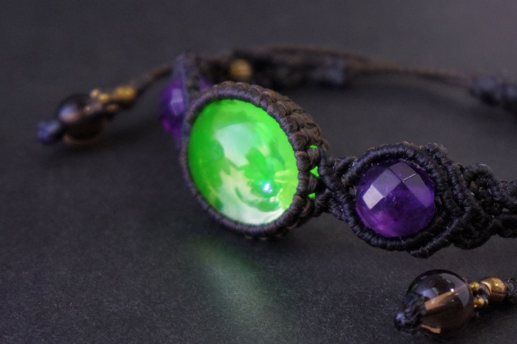ウランガラスとアメジストのマクラメブレスレット 「Chlorophos」