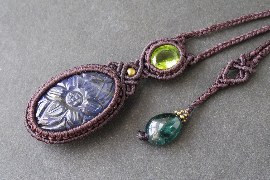 カービングラブラドライトとペリドットのマクラメネックレス 「Paliuli」