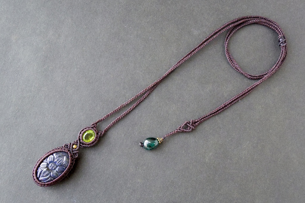 カービングラブラドライトとペリドットのマクラメネックレス 「Paliuli」