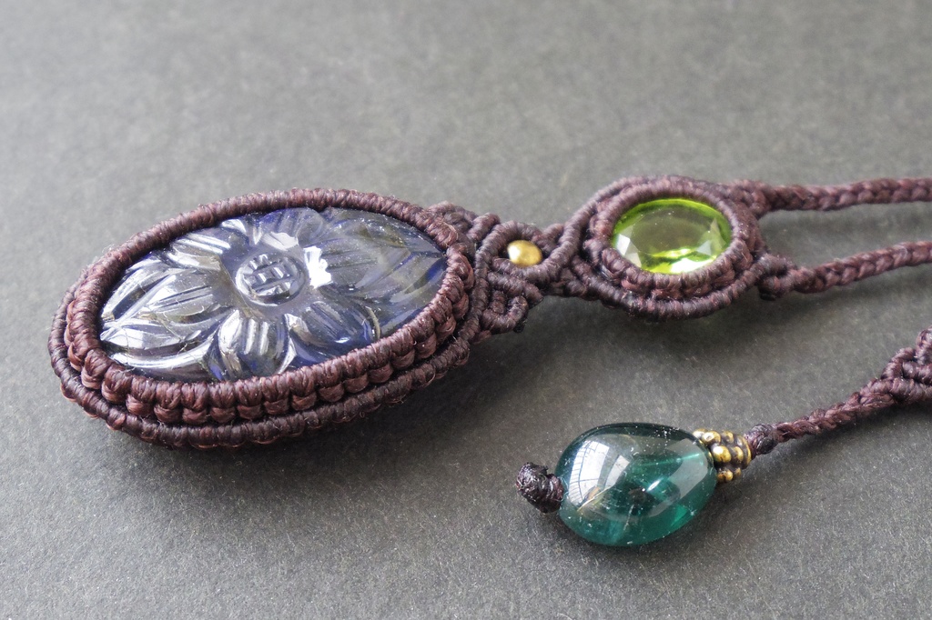 カービングラブラドライトとペリドットのマクラメネックレス 「Paliuli」