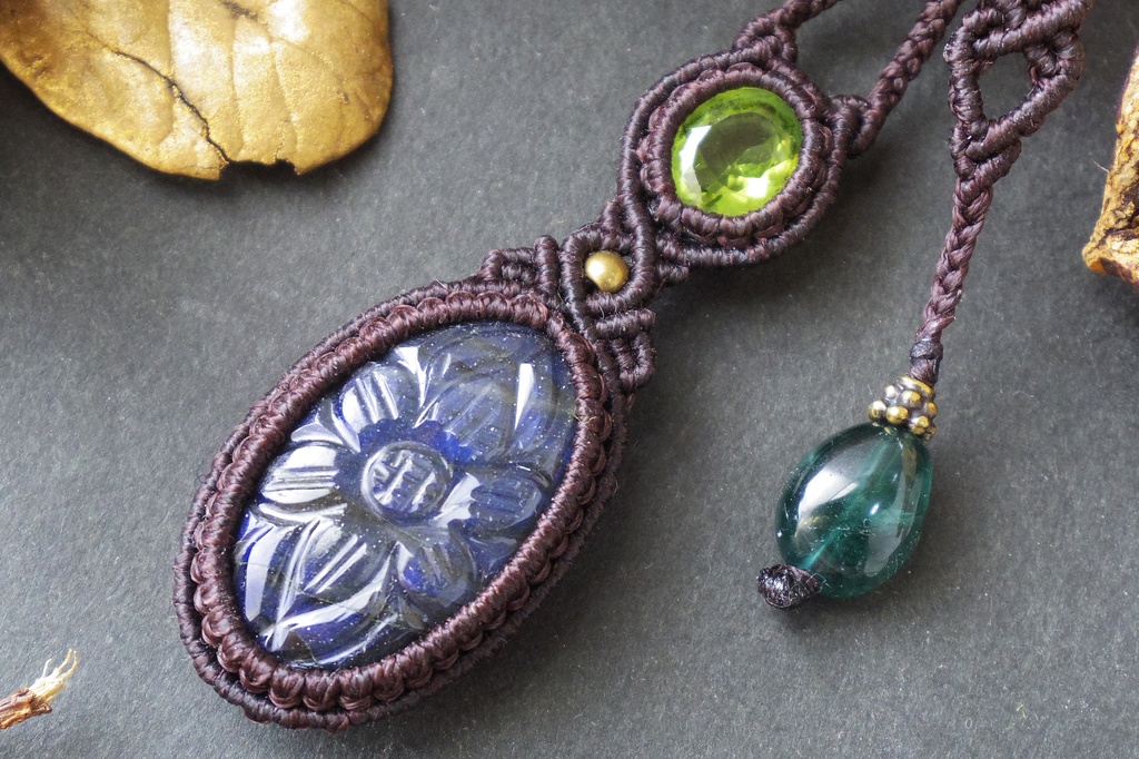 カービングラブラドライトとペリドットのマクラメネックレス 「Paliuli」