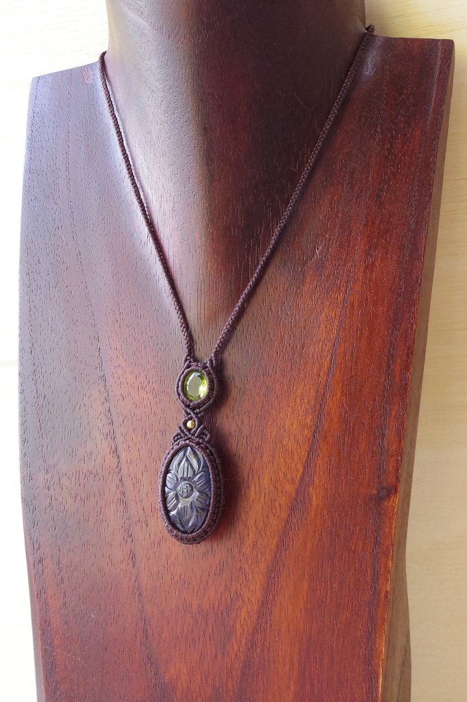 カービングラブラドライトとペリドットのマクラメネックレス 「Paliuli」